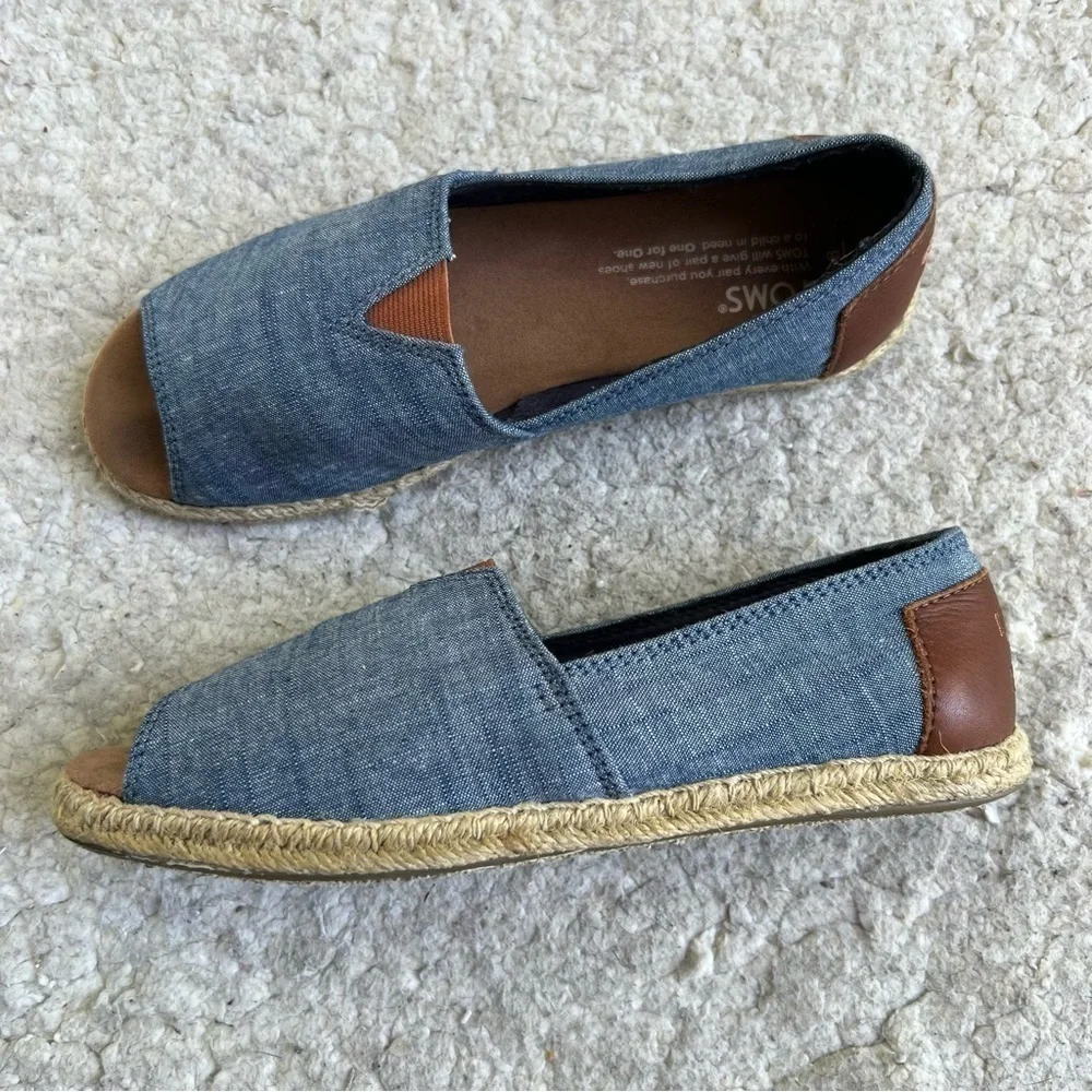 TOMS: Open Toe Slip On Chambray and Leather Alpargata Flat Espadrille Size 6